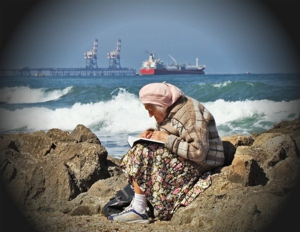 Старуха на берегу моря