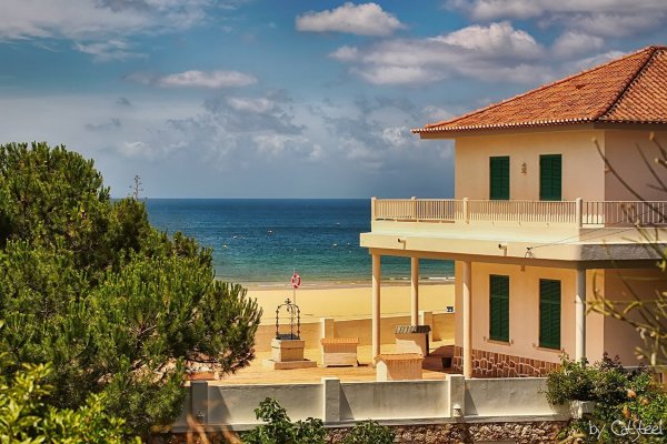 Домик на берегу черного моря