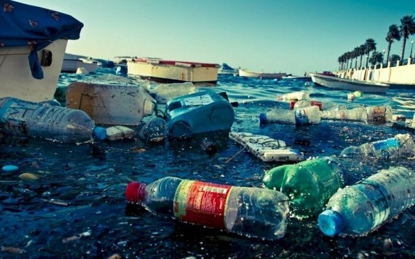 Пластиковые бутылки в океане