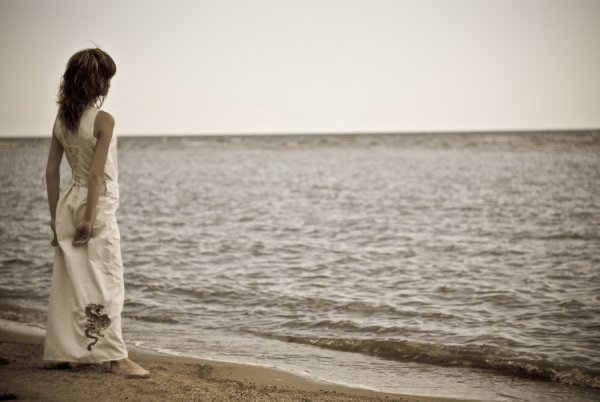 Девушка ждет у моря