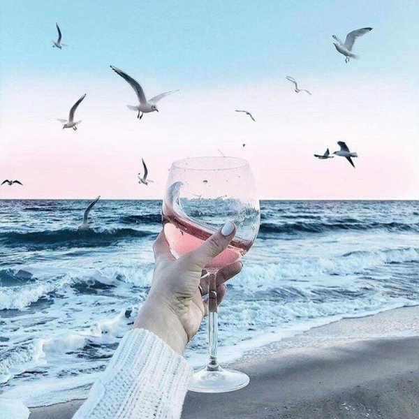 Девушка на берегу и корабль