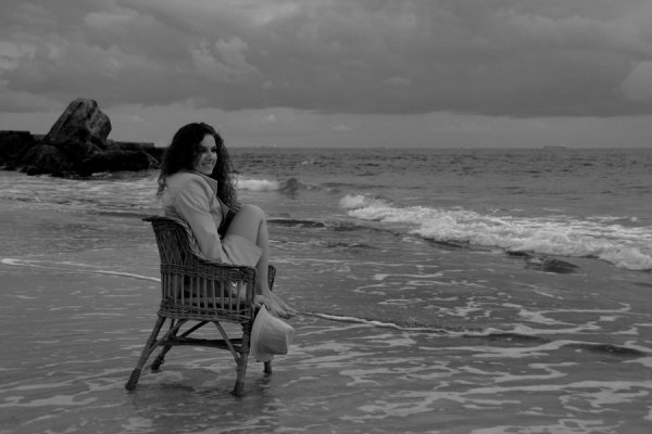 Девушка в платье на море