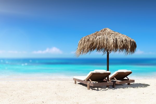 Шезлонг на галечном пляже