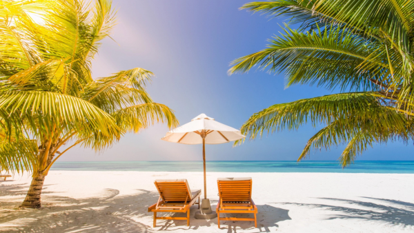 Шезлонг на пляже