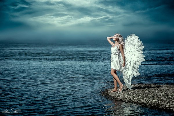 Ангел на берегу моря