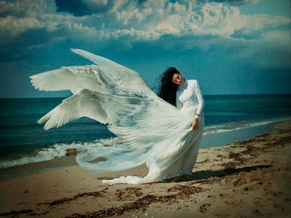 Ангел с расправленными крыльями