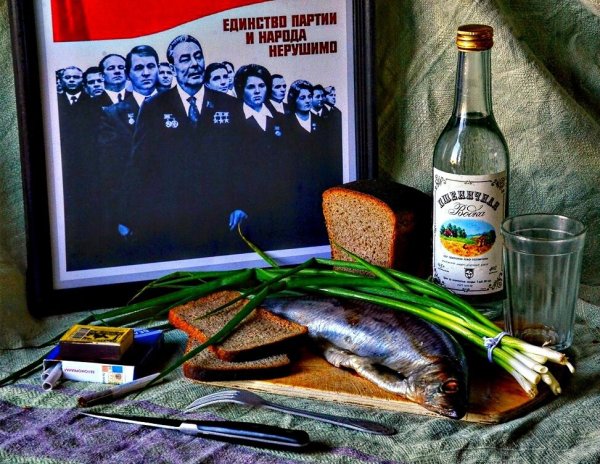 Натюрморт с водкой и селедкой