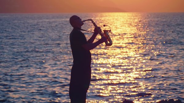 Саксофонист на море