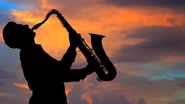 Саксофонист на море