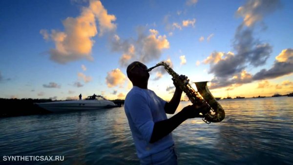 Саксофонист на море