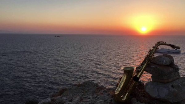Саксофонист на море
