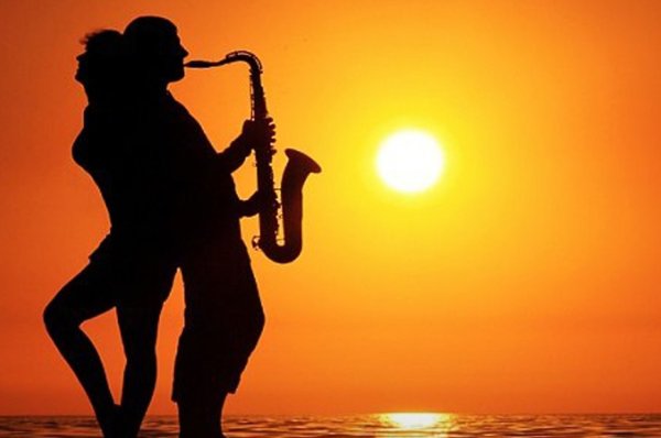 Саксофонист на закате