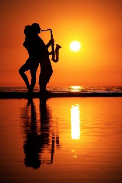 Саксофонист на закате
