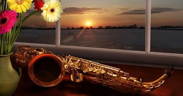 Девушка с саксофоном на закате