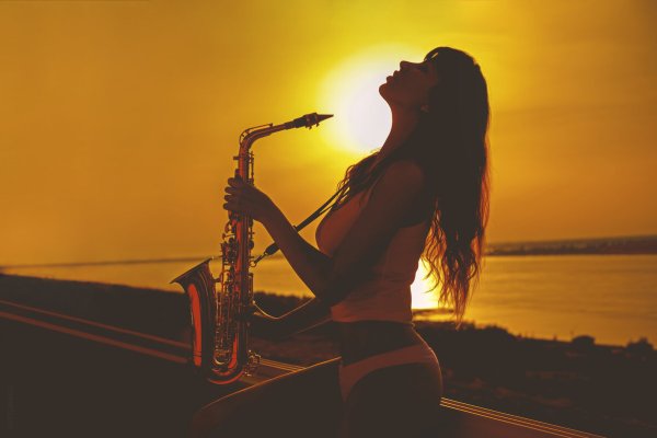 Саксофонист на море