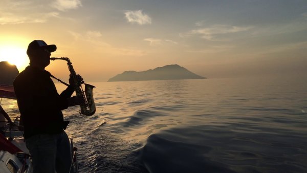 Саксофонист на берегу моря