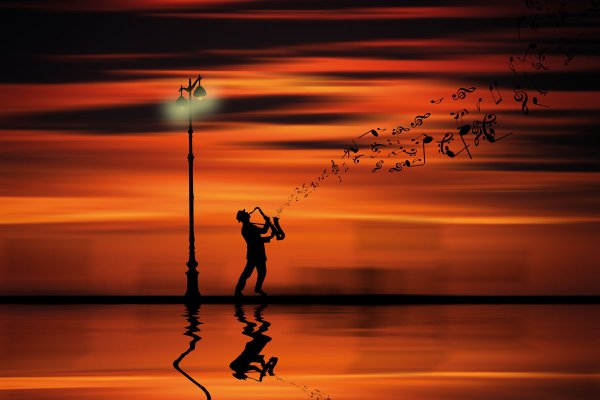 Девушка саксофон море