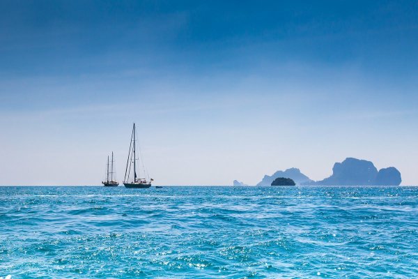 На морских просторах