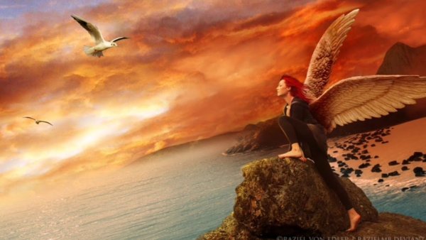 Девушка с крыльями ангела у моря