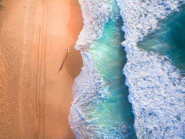 Океан и песок вид сверху