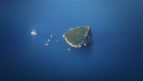 Маленький остров в море