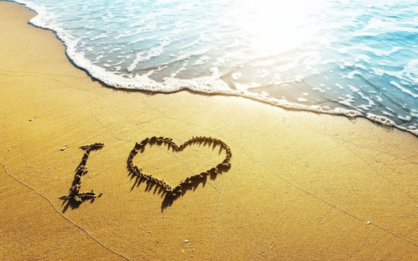 Красивое сердечко на песке
