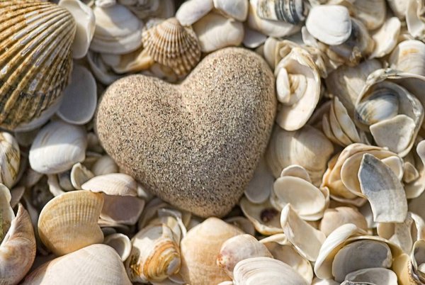 Сердечко на берегу моря