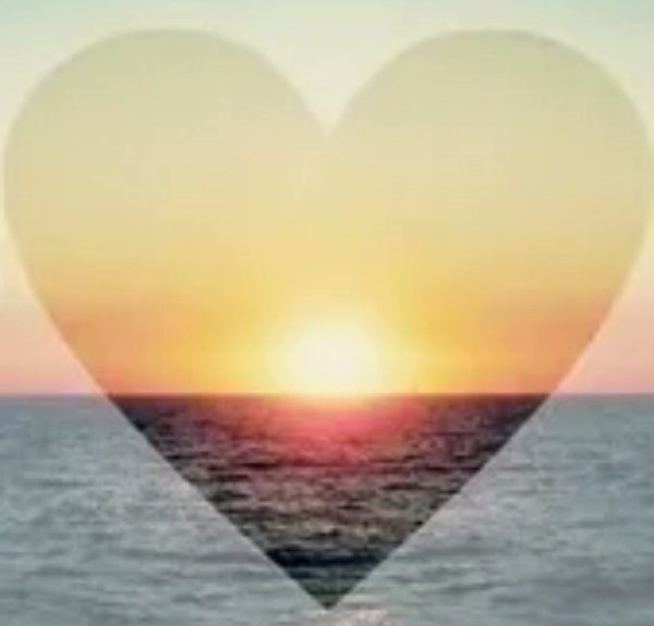 Сердечко на песке у моря