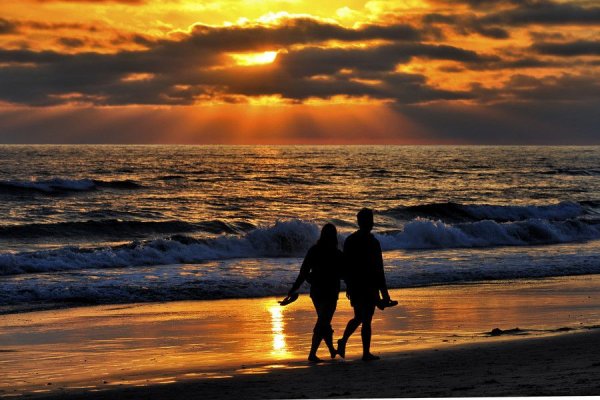 Прогулка по побережью моря