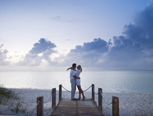 Пара на берегу моря