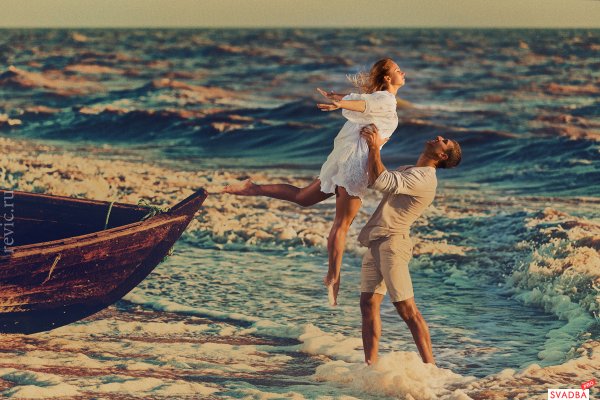 Влюбленные бегут у моря