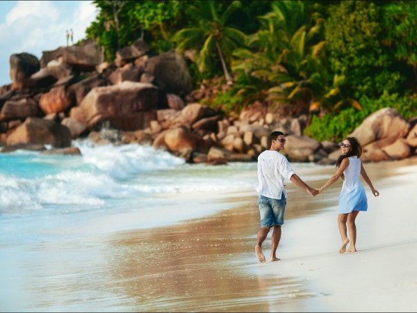 Двое на берегу океана