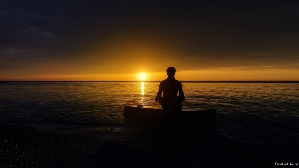 Одинокий человек у моря