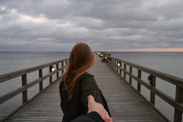 Девушка у моря грустит