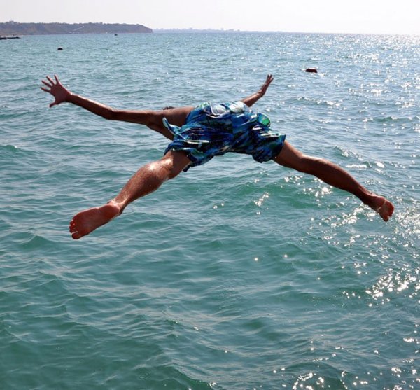 Прыжок в воду со скалы