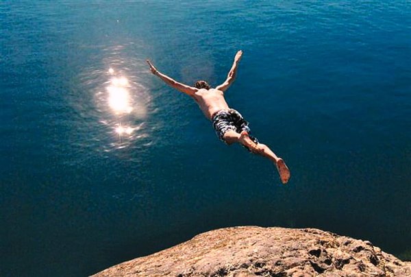 Девушка прыгает в воду