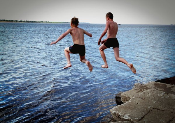 Человек бежит по воде