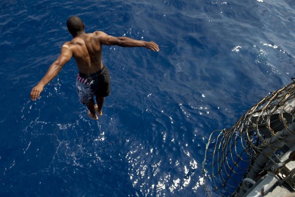 Девушка прыгает в воду
