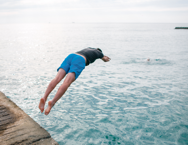 Прыжок в море со скалы