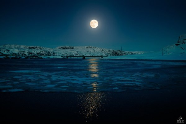 Луна и море