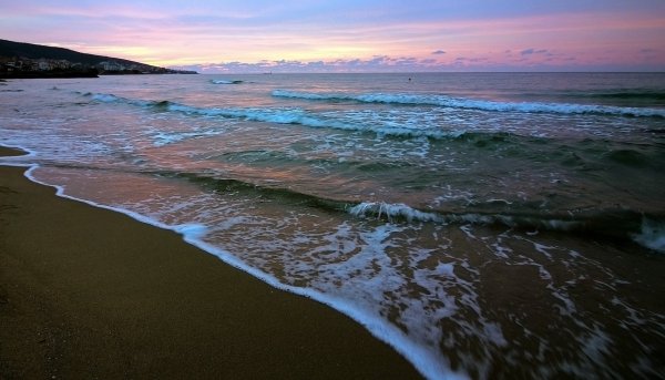 Море бурно плещет