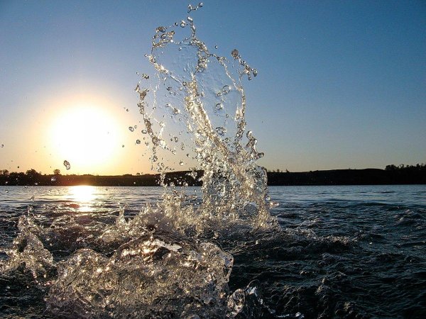 Река брызги воды