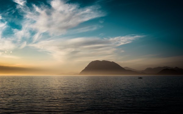 Панорама на два монитора море с горой медведь