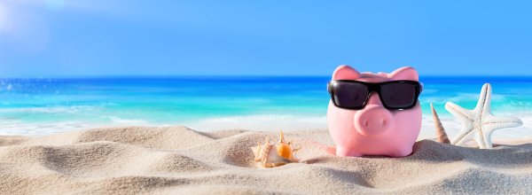 Деньги на фоне моря