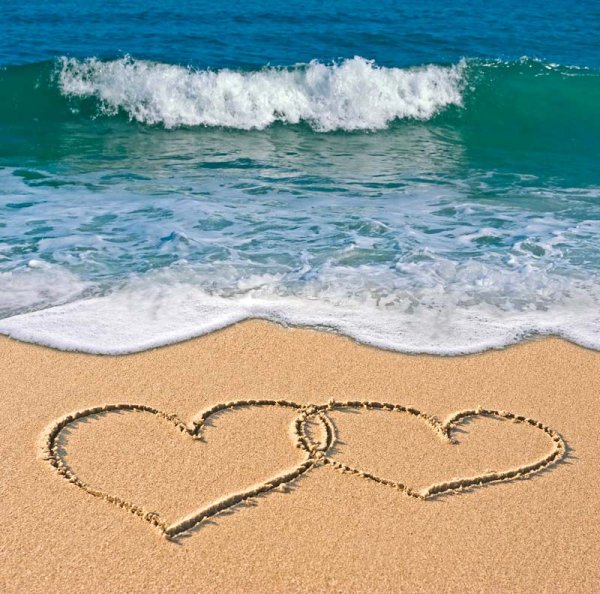 Романтическое фото влюбленной пары на берегу моря.
