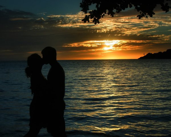 Влюбленные на закате