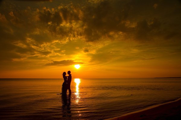 Влюбленные на берегу моря