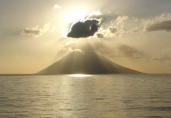 Извержение вулкана магма