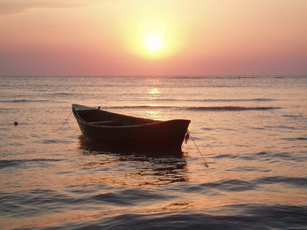 Лодочка в море