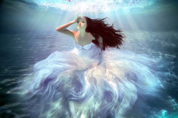 Девушка в платье под водой